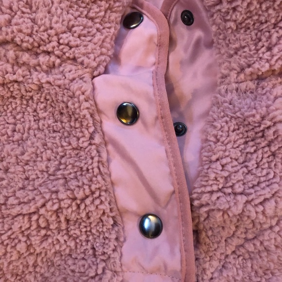 Pink thick fuzzy pullover. - Picture 4 of 7